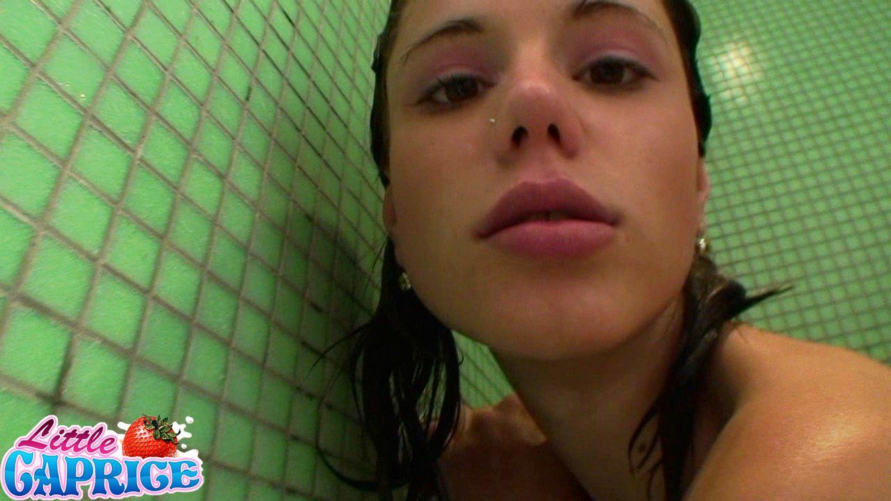 Photos d'une jeune sexy, petite caprice, chevauchant une bite sous la douche
 #59014105