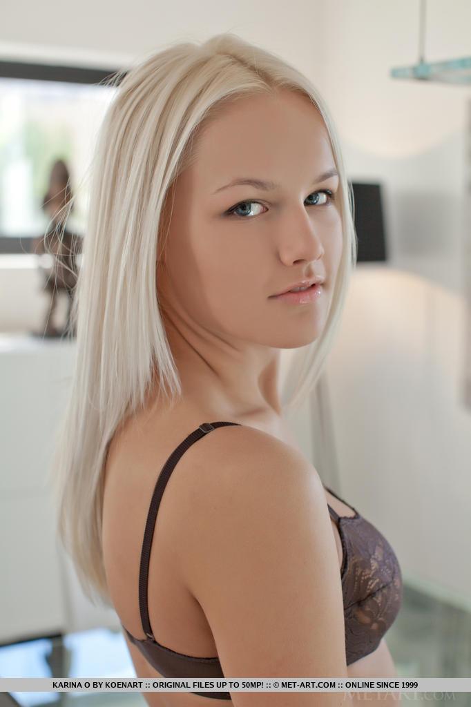 Blonde babe katharine trägt Ihr Hemd am Morgen
 #58073620