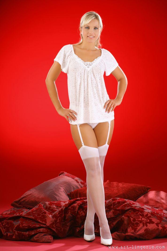 Immagini di una ragazza bionda in calze bianche sexy
 #55278406