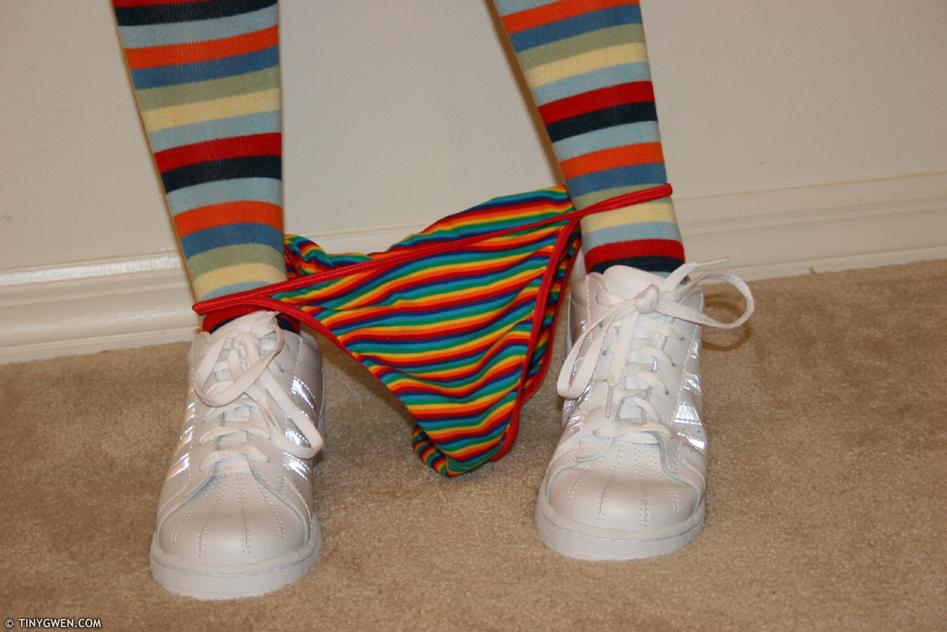 Bilder von Teen Hottie Tiny Gwen, die sich bis auf ihre Socken und Schuhe auszieht
 #60103185