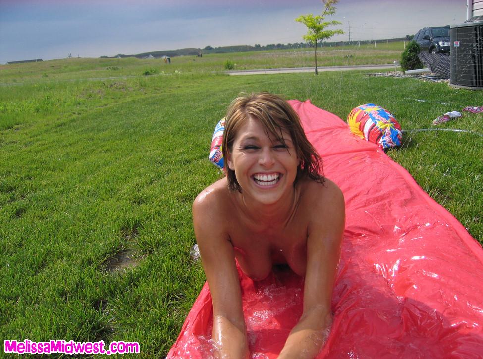 Photos de la jeune sexy Melissa Midwest s'amusant au soleil
 #59492784