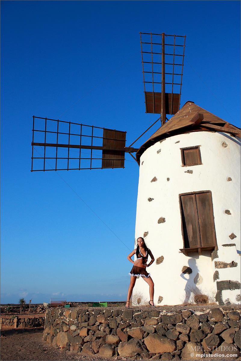 Mpl studios presenta monique in "windmill"
 #59622080