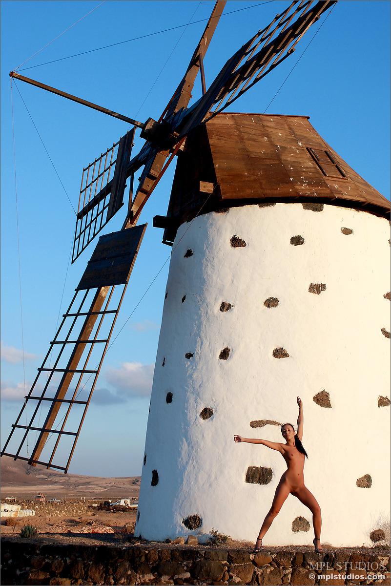 Mpl studios präsentiert monique in "windmill"
 #59622175