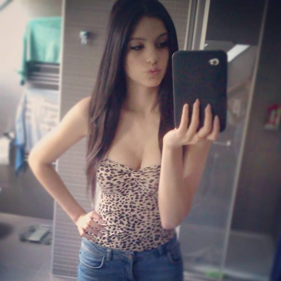 Wunderschöne vollbusige Hottie, die vor der Kamera posiert und neckt
 #60656411
