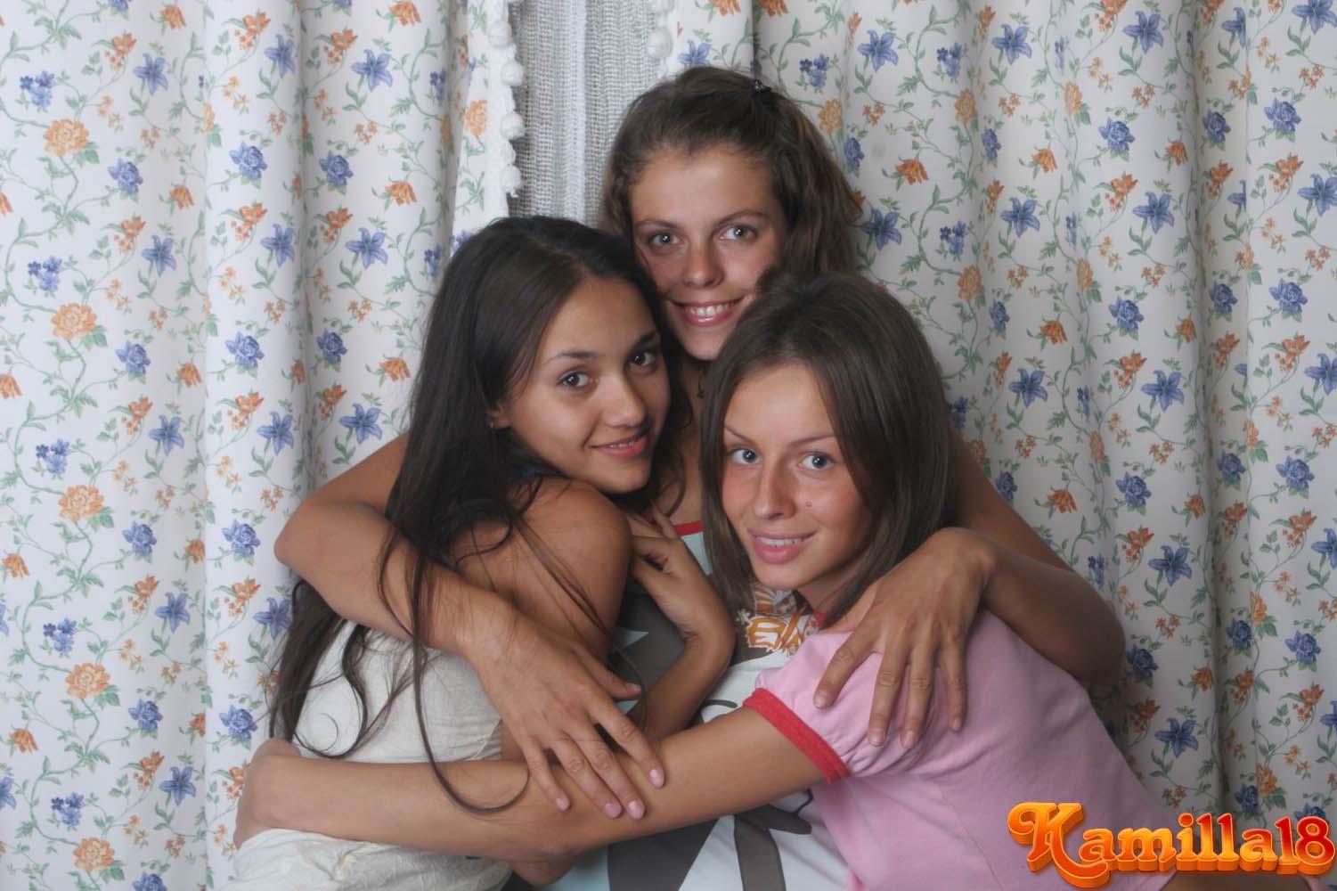 Tres jóvenes lesbianas jugando entre ellas
 #55939432