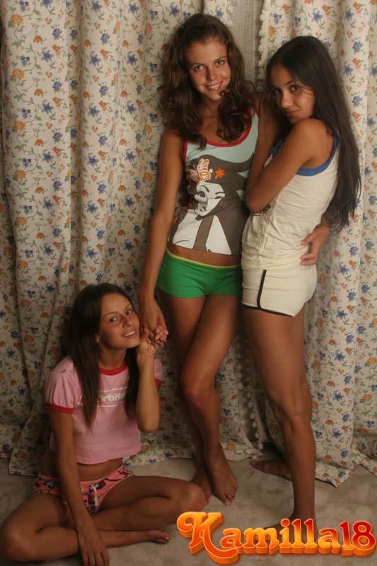 Drei lesbische Teenie-Hotties spielen miteinander
 #55939437