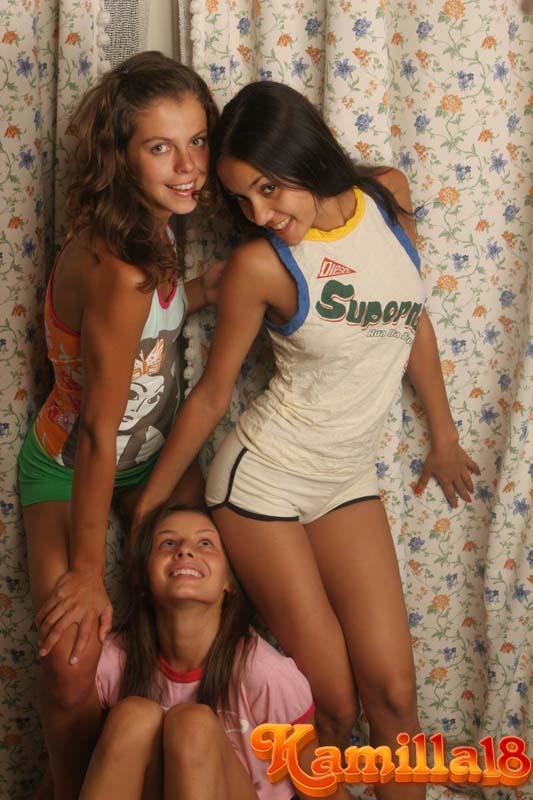 Drei lesbische Teenie-Hotties spielen miteinander
 #55939494