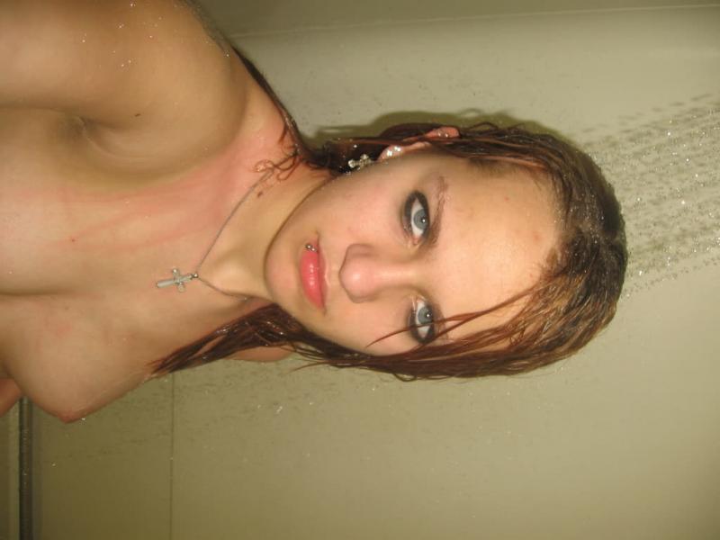 Punk salvaje con piercings jugando con su coño
 #60250298