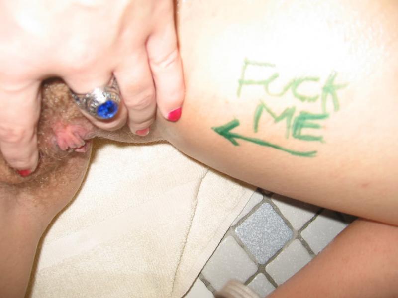 Punk salvaje con piercings jugando con su coño
 #60250316