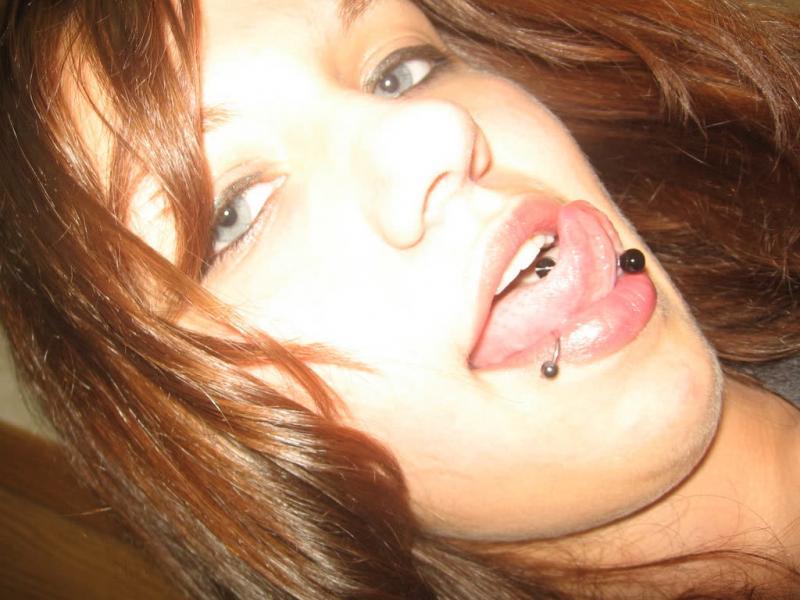 Punk salvaje con piercings jugando con su coño
 #60250480