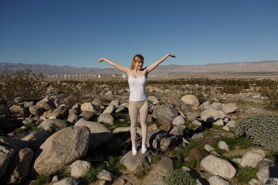 La belle étudiante Alyssa Weiber se fait remarquer dans son pantalon de yoga et son débardeur.
 #60937723