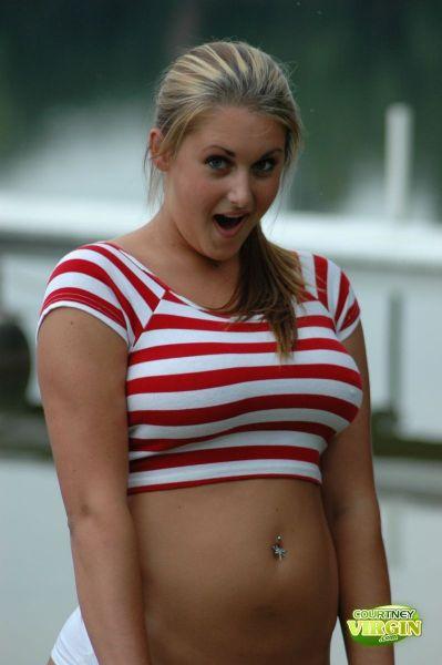 Bilder von Courtney Jungfrau blinkt ihre großen natürlichen Titten draußen
 #53872969