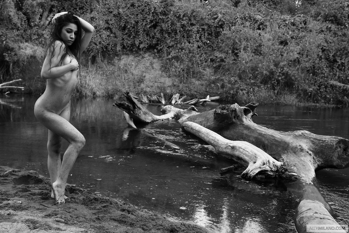 La morena ally milano posa junto al río en blanco y negro
 #53045756
