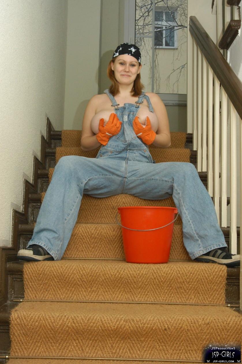 彼女は彼女の家を掃除しながらホット取得バストガールmelliの写真
 #54449624
