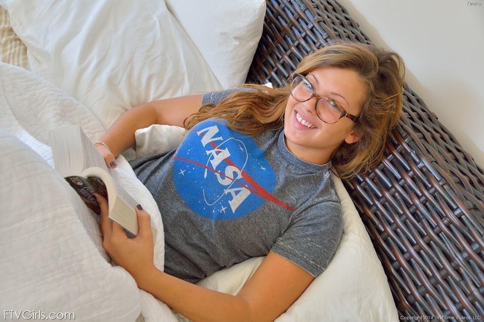 Keisha grey muestra su lado sexy y nerd
 #58257026