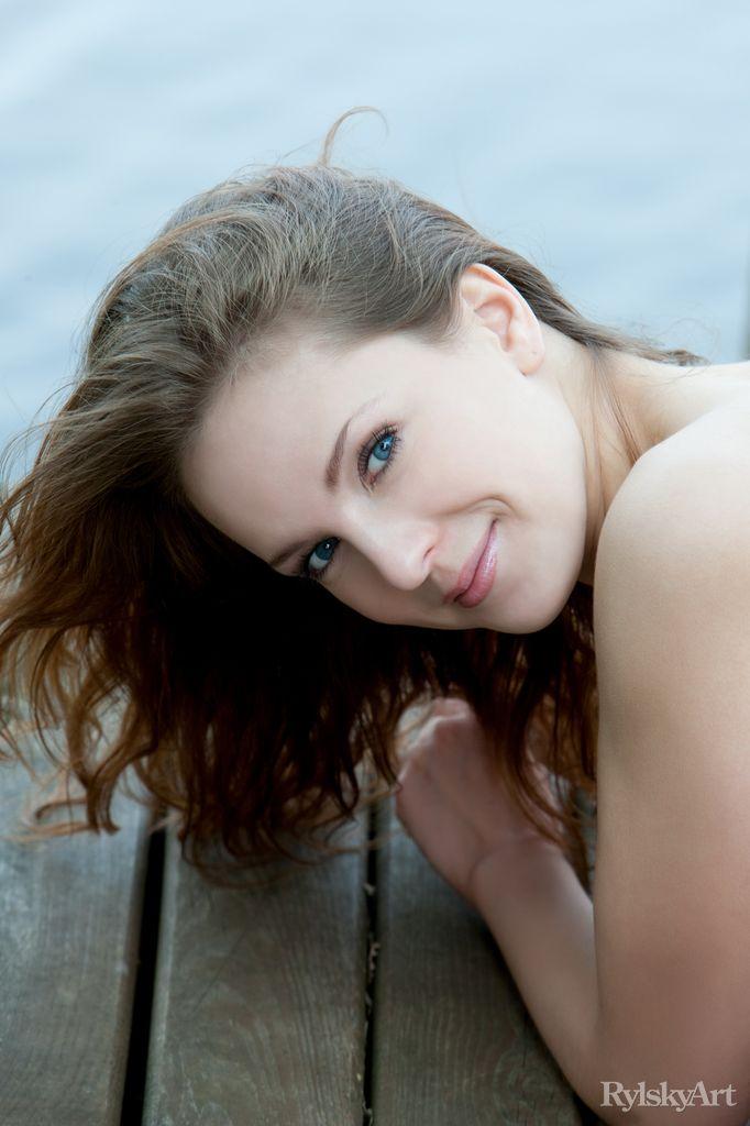 美しいティーンilzeは彼女の豪華な顔と見事な裸のボディを示しています
 #54861842