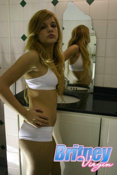 Bilder von teen britney jungfrau necken in ihrer unterwäsche
 #53533670