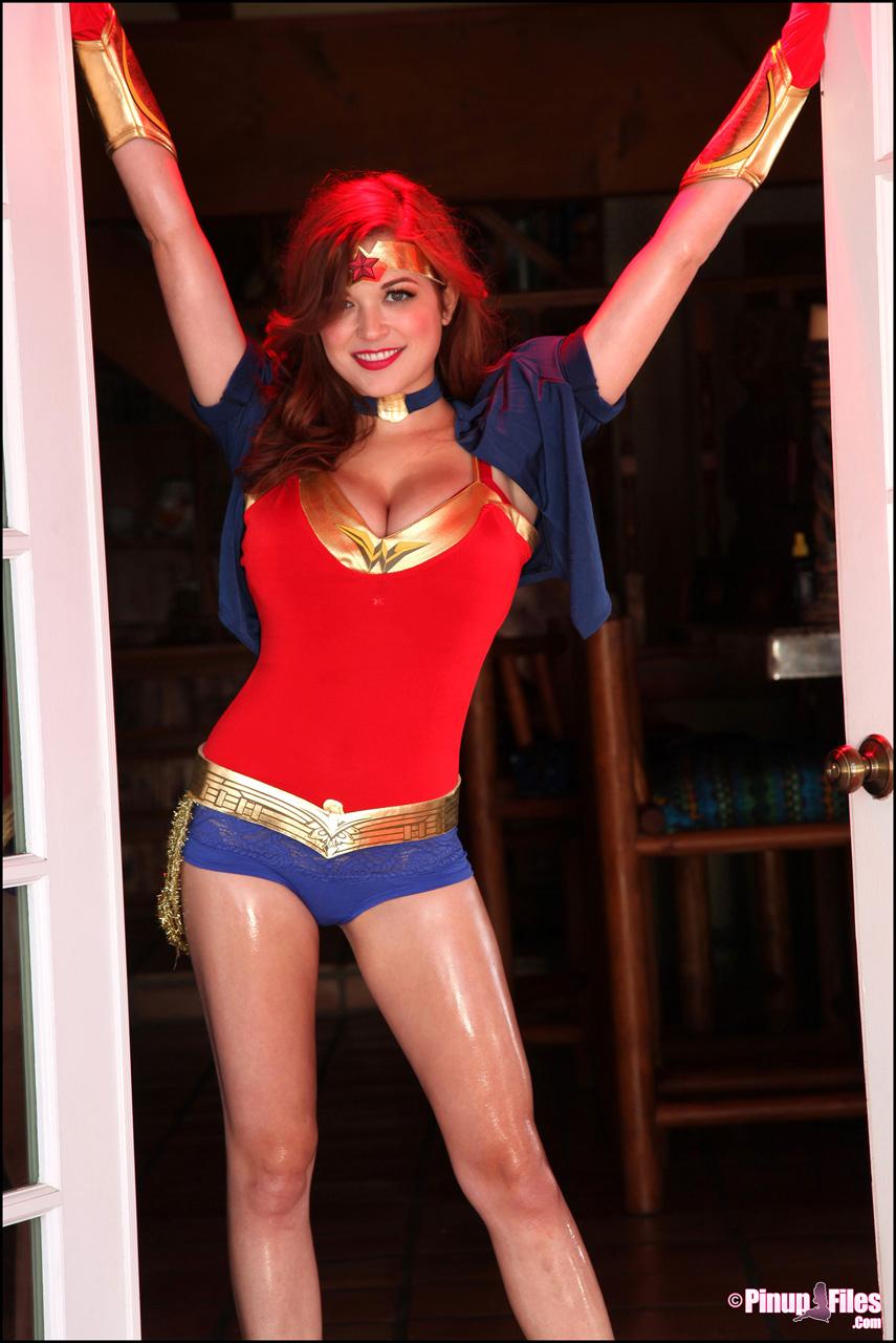 La plantureuse Tessa Fowler fait un cosplay sexy de wonder woman.
 #60089042