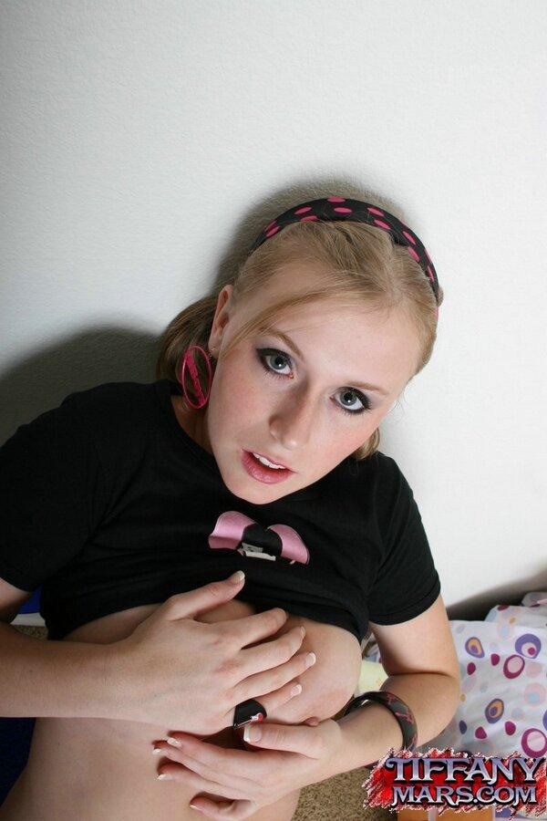 Photos de la jeune sexy tiffany mars exposant ses seins parfaits
 #60096971