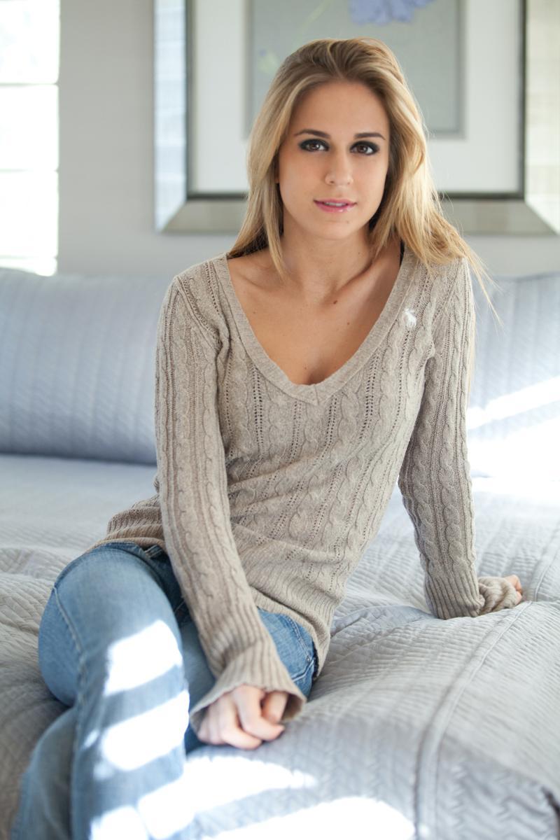 Cassidy Cole se despoja de sus jeans azules para burlarse en sus sexy bragas moradas
 #53700374