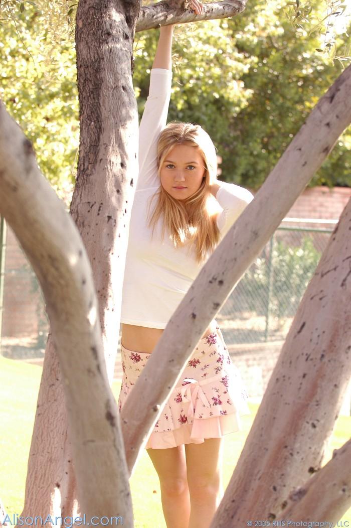 Bilder von Teenager-Model Alison Angel, die draußen nackt ist
 #53001998