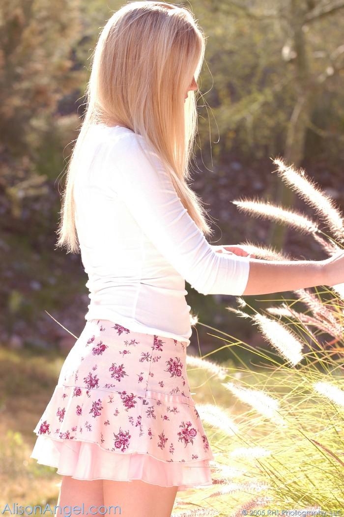 Fotos de alison angel desnudandose al aire libre
 #53002032