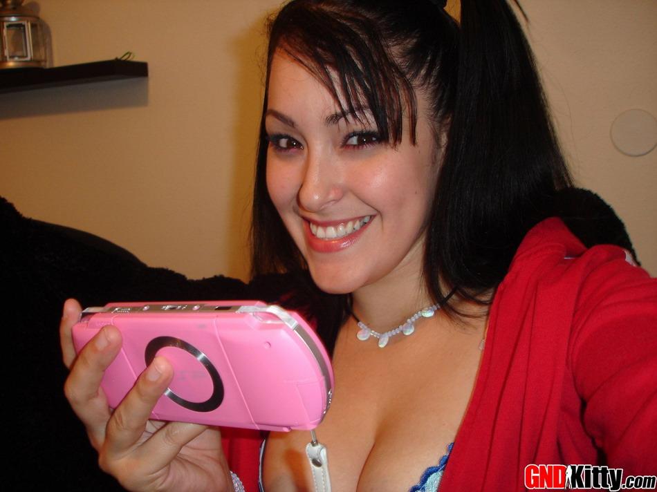 Bilder von Teenie-Porno-Mädchen gnd kitty zeigt ihre großen Hupen
 #54557703
