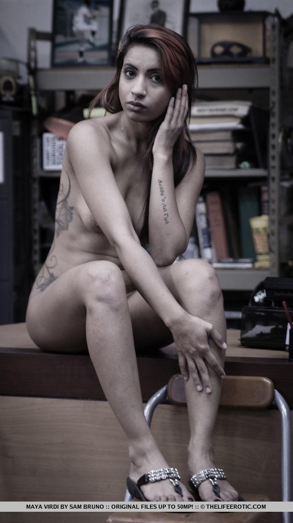 Alt pinup girl maya virdi zeigt Ihnen ihren nackten Körper im Büro
 #60860157