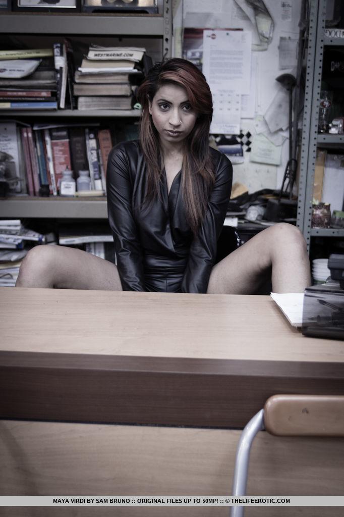 Alt pinup girl maya virdi zeigt Ihnen ihren nackten Körper im Büro
 #60860204
