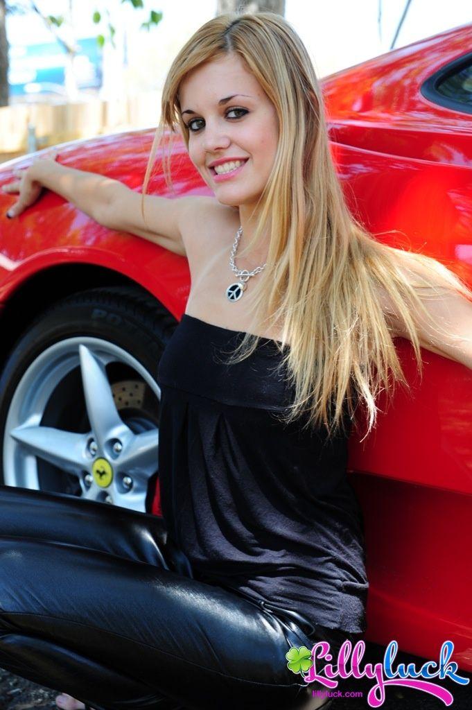 Photos de la jeune lilly luck montrant ses seins dans une voiture de sport
 #58954855