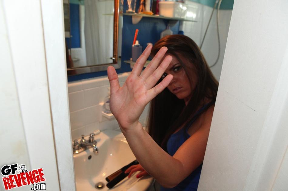 Bilder von einer heißen brünetten Freundin, die im Badezimmer gefickt wird
 #59851875