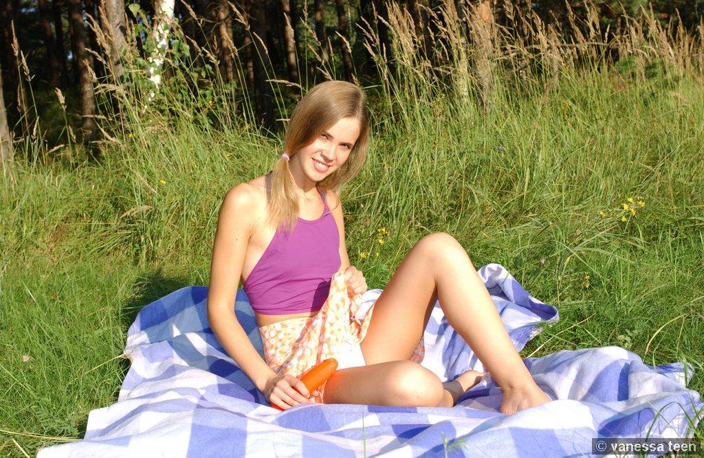 Bilder von vanessa teen masturbieren auf ein Picknick
 #60131831