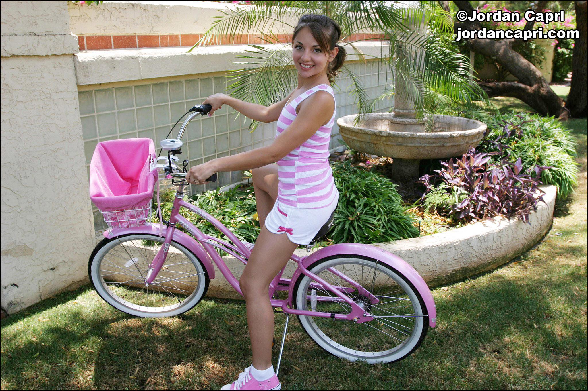 Bilder von Teenager-Mädchen jordan capri necken mit ihrem Fahrrad
 #55597705