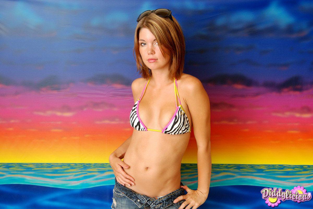 Bilder von diddylicious schlüpft aus ihrem Bikini
 #54056123