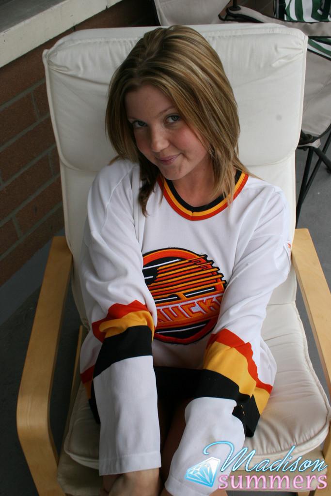 Photos de la jeune Madison Summers en train de soutenir son équipe de hockey
 #59162933