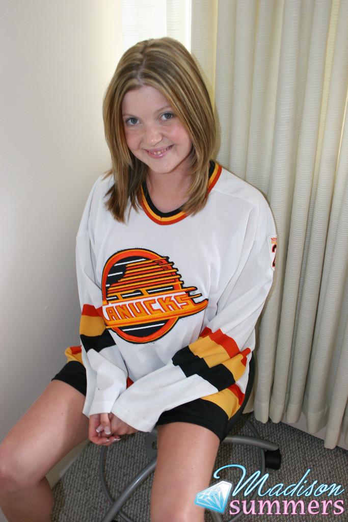 Fotos de la joven Madison Summers animando a su equipo de hockey
 #59162958
