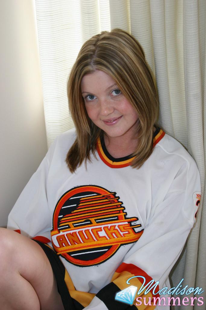 Fotos de la joven Madison Summers animando a su equipo de hockey
 #59162973