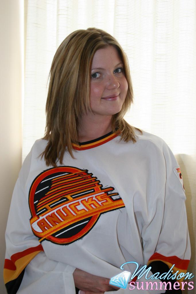 Fotos de la joven Madison Summers animando a su equipo de hockey
 #59163100