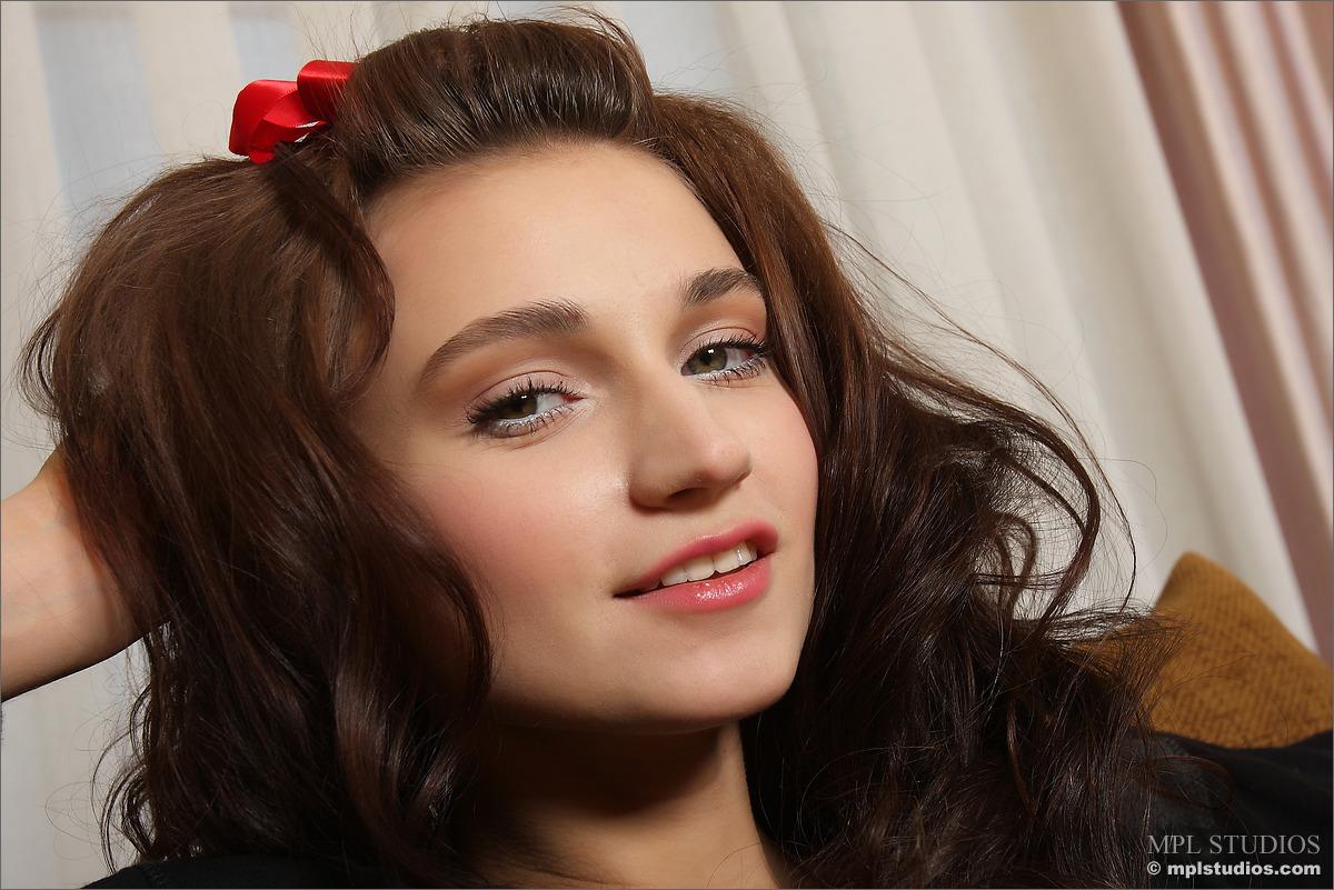 Mpl studios präsentiert mira in "red ribbon"
 #59571485