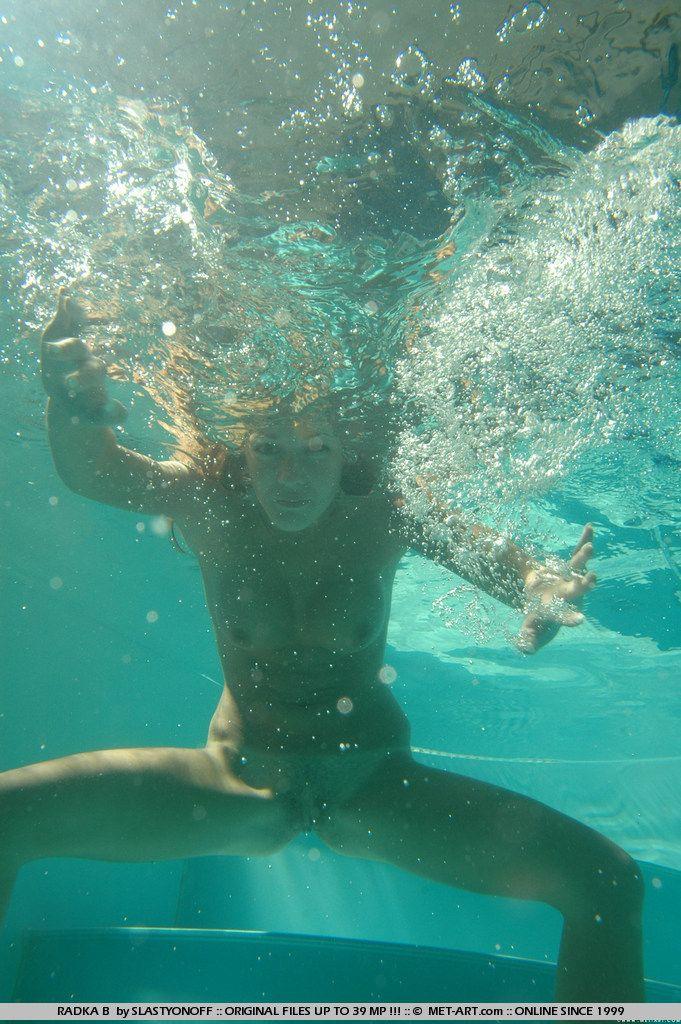 水の下で裸のティーンモデルラドカBの写真
 #59850632