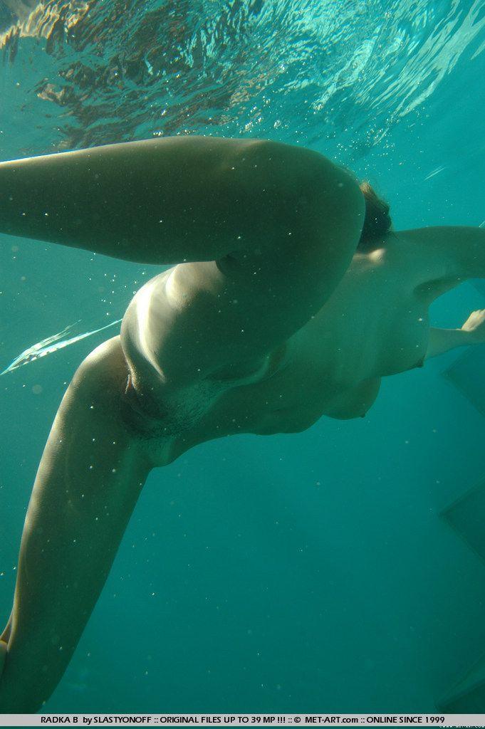 Immagini del modello teen radka b nudo sotto l'acqua
 #59850655