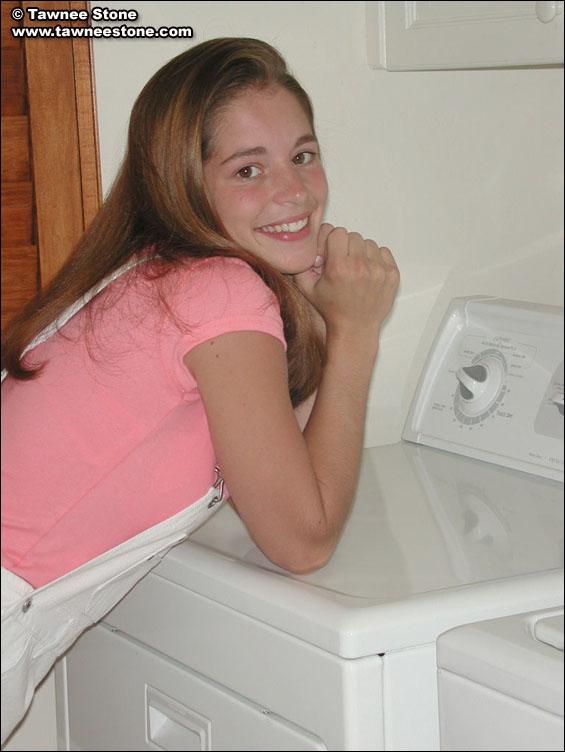 Bilder von Tawnee Stone beim Strippen in der Waschküche
 #60060663