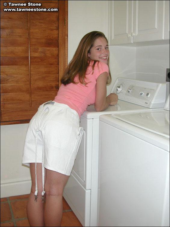 Bilder von Tawnee Stone beim Strippen in der Waschküche
 #60060713