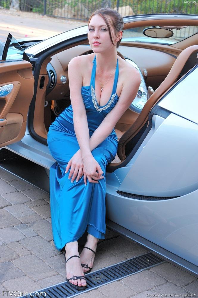 車の中で裸になっているいたずらなティーンガールメガンの写真
 #59462163