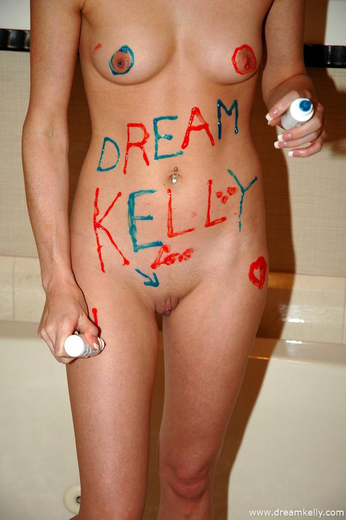 夢のケリーの写真は、彼女の体をペイント
 #54107746