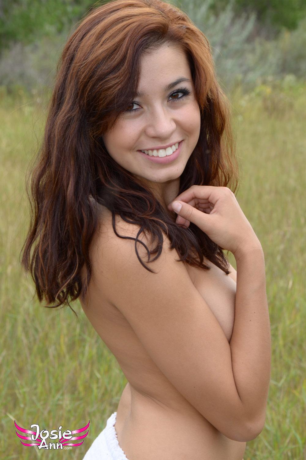 La bella giovane bruna josie ama spogliarsi fuori nella natura #55654136