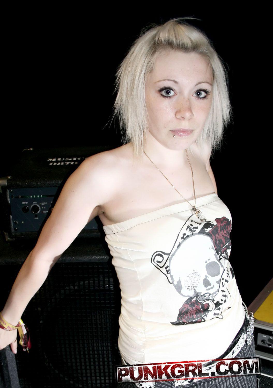 Fotos de la joven punk libby mostrando lo caliente que está
 #60761506