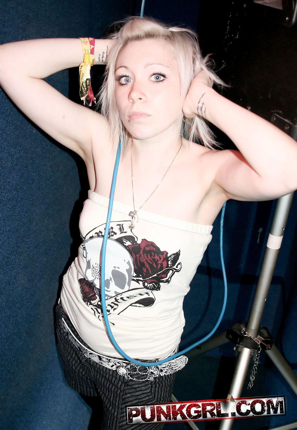 Fotos de la joven punk libby mostrando lo caliente que está
 #60761541