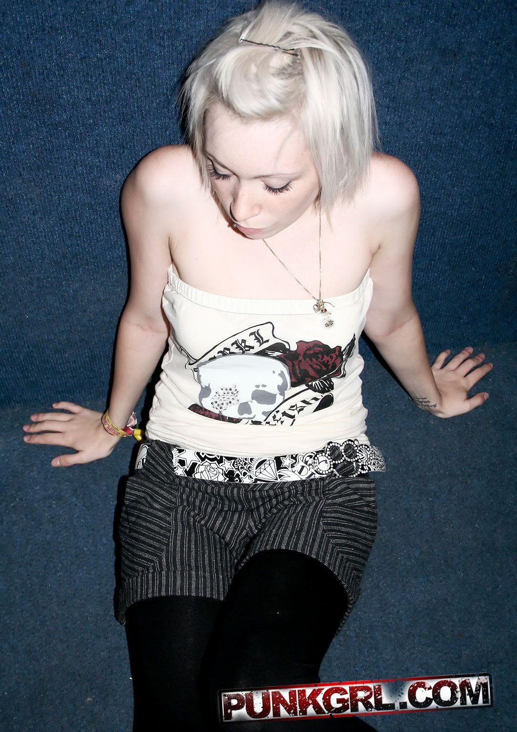 Fotos de la joven punk libby mostrando lo caliente que está
 #60761551