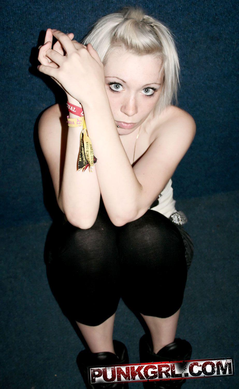Fotos de la joven punk libby mostrando lo caliente que está
 #60761561